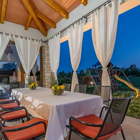 Irene, A Quiet And Peaceful Pool 別荘