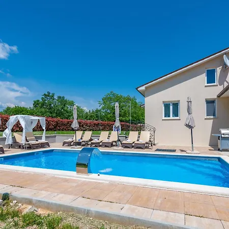 Irene, A Quiet And Peaceful Pool 別荘